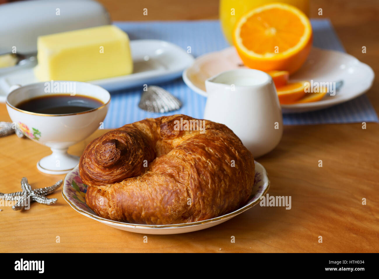 Frühstück Croissant mit Butter, Kaffee und Orangensaft serviert Stockfoto