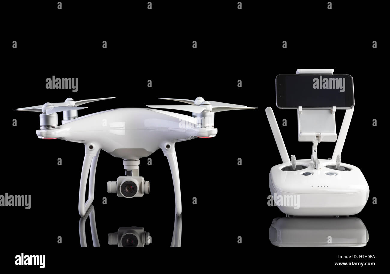 Weiße Drohne vor schwarzem Hintergrund. Ein Studio-Foto von einer Drohne-Flugzeuge. Stockfoto
