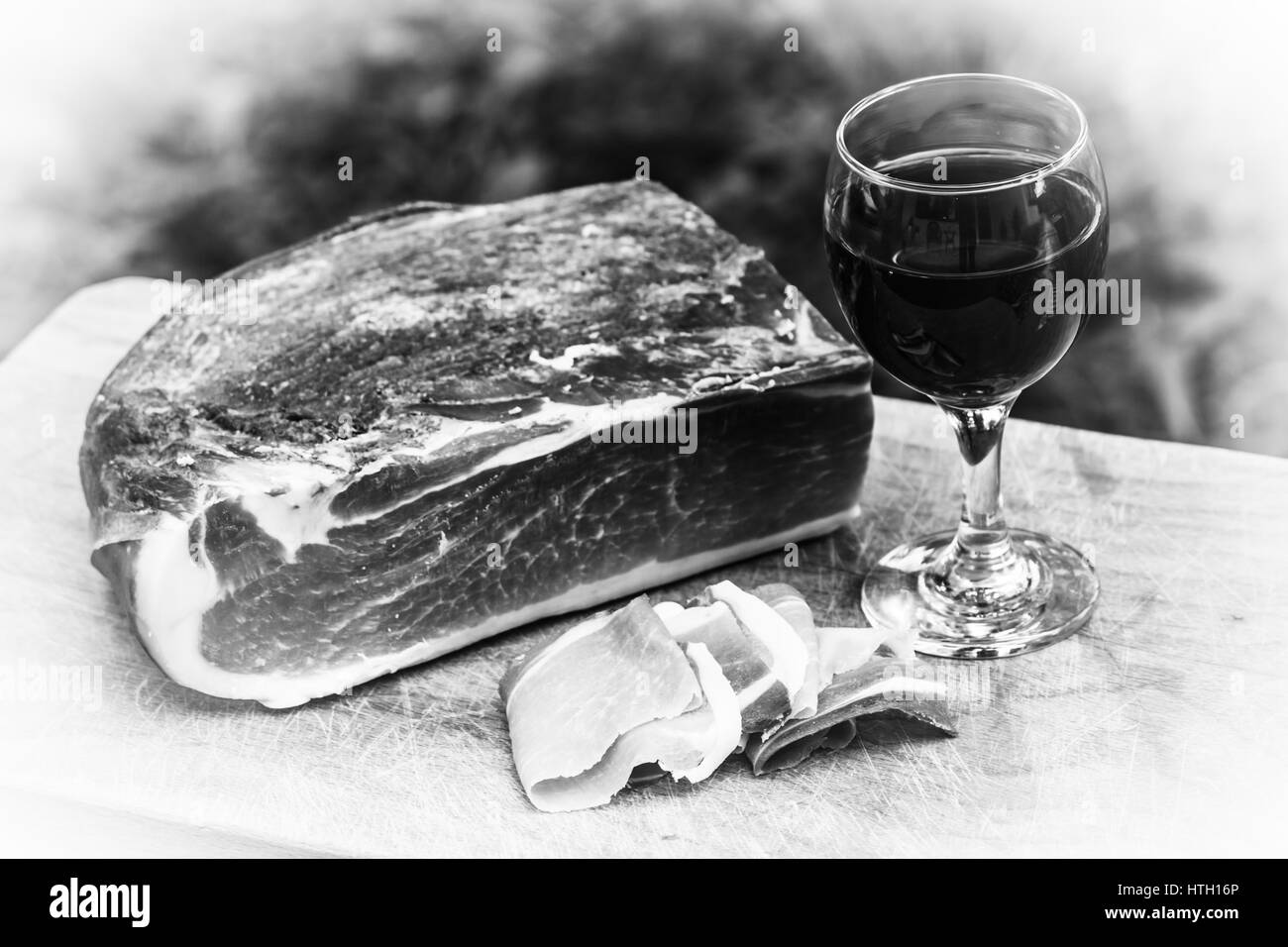 Italienischer Speck mit Rotwein Stockfoto