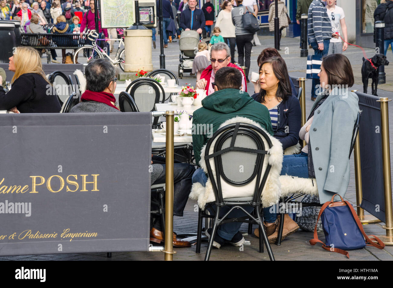 Leute draußen sitzen und genießen Sie einen Drink in einer Sitzecke im Peascod Street in Windsor, Berkshire. Stockfoto