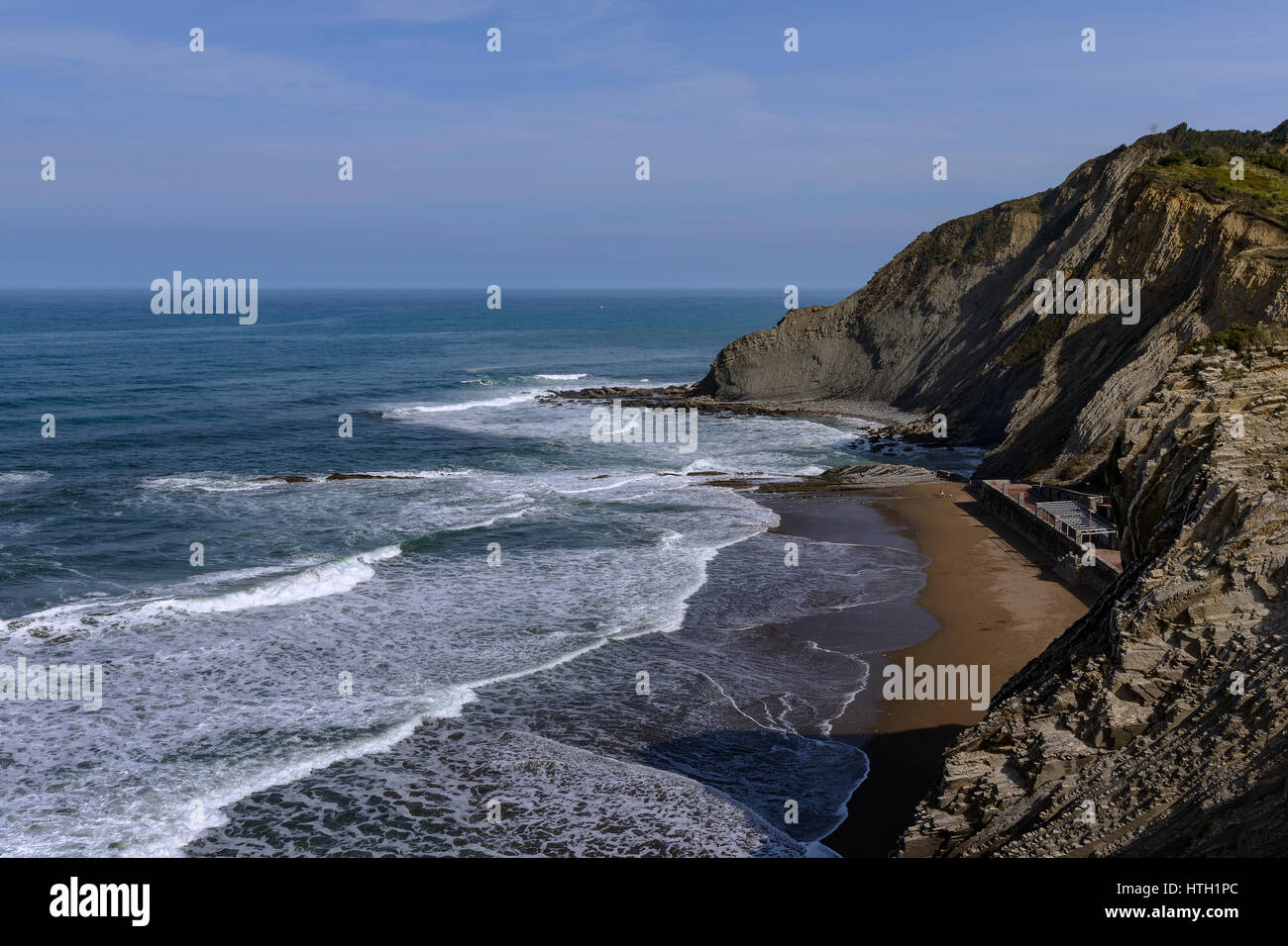 Strand und Klippen berühmt für Dreharbeiten acht Filmen baskischen Nachnamen und der Spielserie Throne. Itzurun, Zumaya, Guipuzcoa, Baskisches Land, Spanien. Stockfoto