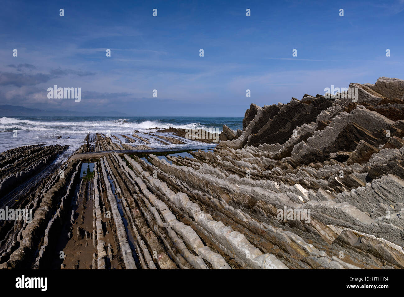 Strand und Klippen berühmt für Dreharbeiten acht Filmen baskischen Nachnamen und der Spielserie Throne. Itzurun, Zumaya, Guipuzcoa, Baskisches Land, Spanien. Stockfoto