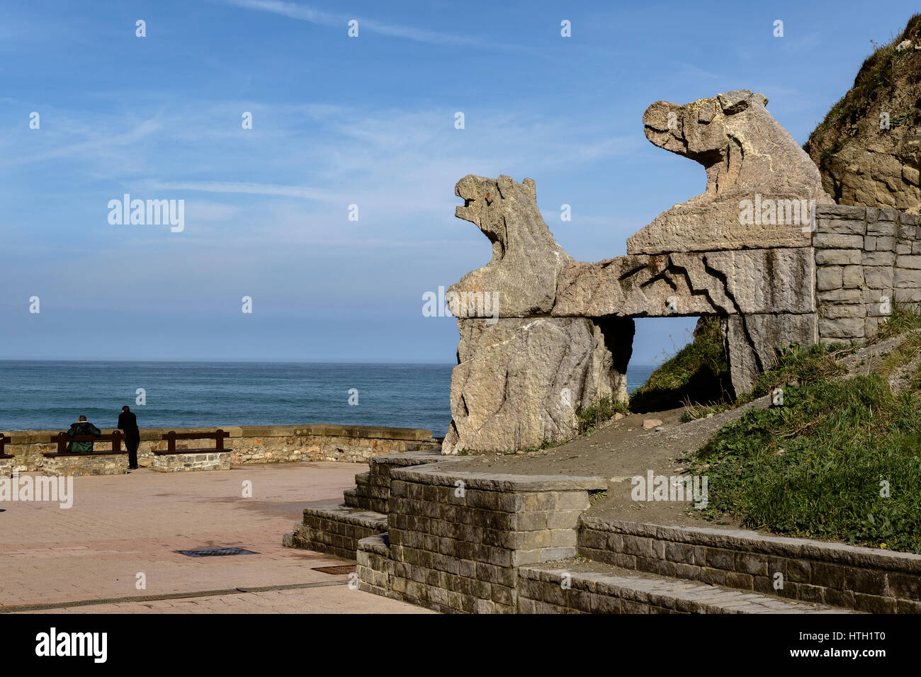 Strand und Klippen berühmt für Dreharbeiten acht Filmen baskischen Nachnamen und der Spielserie Throne. Itzurun, Zumaya, Guipuzcoa, Baskisches Land, Spanien. Stockfoto