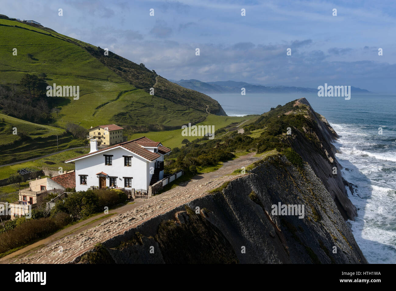 Strand und Klippen berühmt für Dreharbeiten acht Filmen baskischen Nachnamen und der Spielserie Throne. Itzurun, Zumaya, Guipuzcoa, Baskisches Land, Spanien. Stockfoto