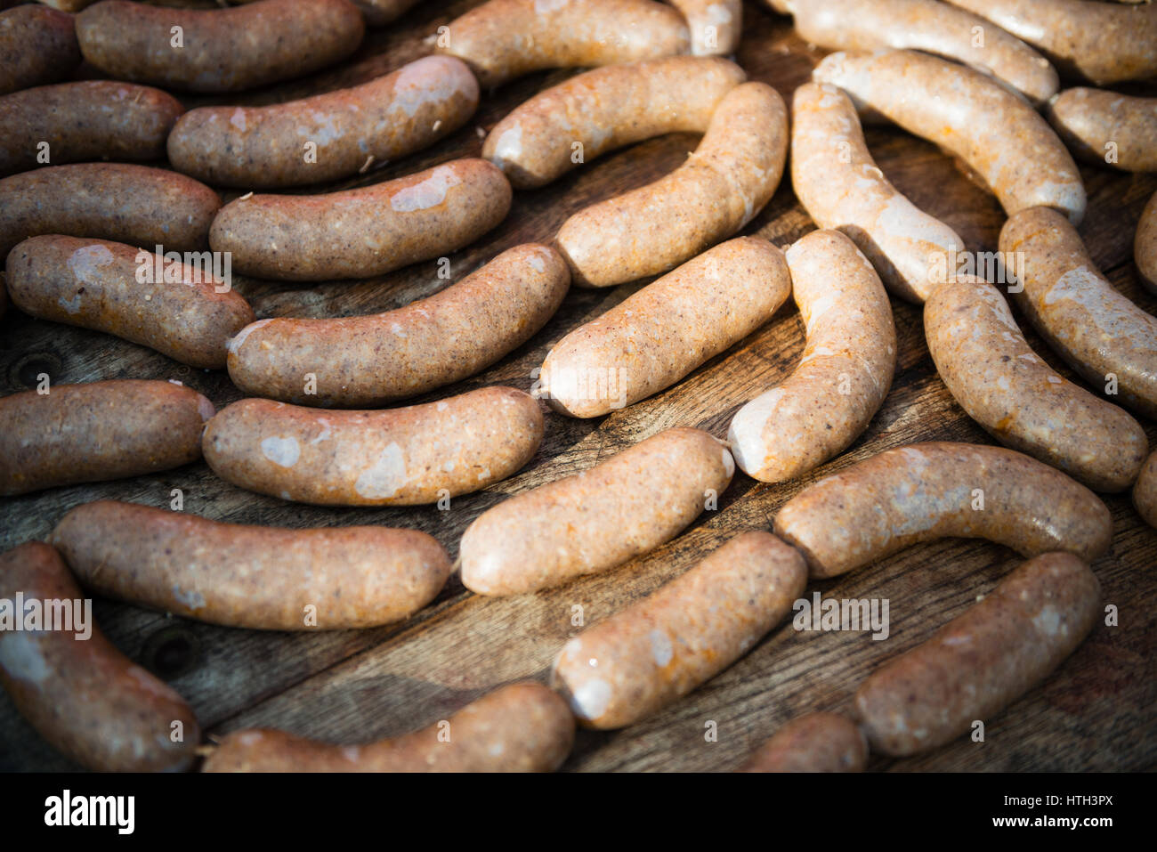 frische hausgemachte Würste auf dem Holztisch Stockfoto