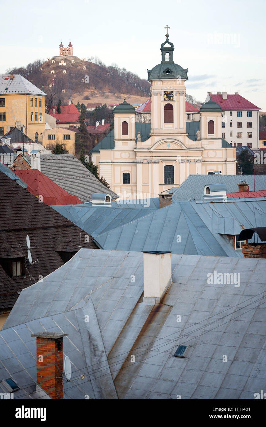 Pfarrkirche mit Kalvarienberg Mount im Hintergrund, Banska Stiavnica, Slowakei Stockfoto