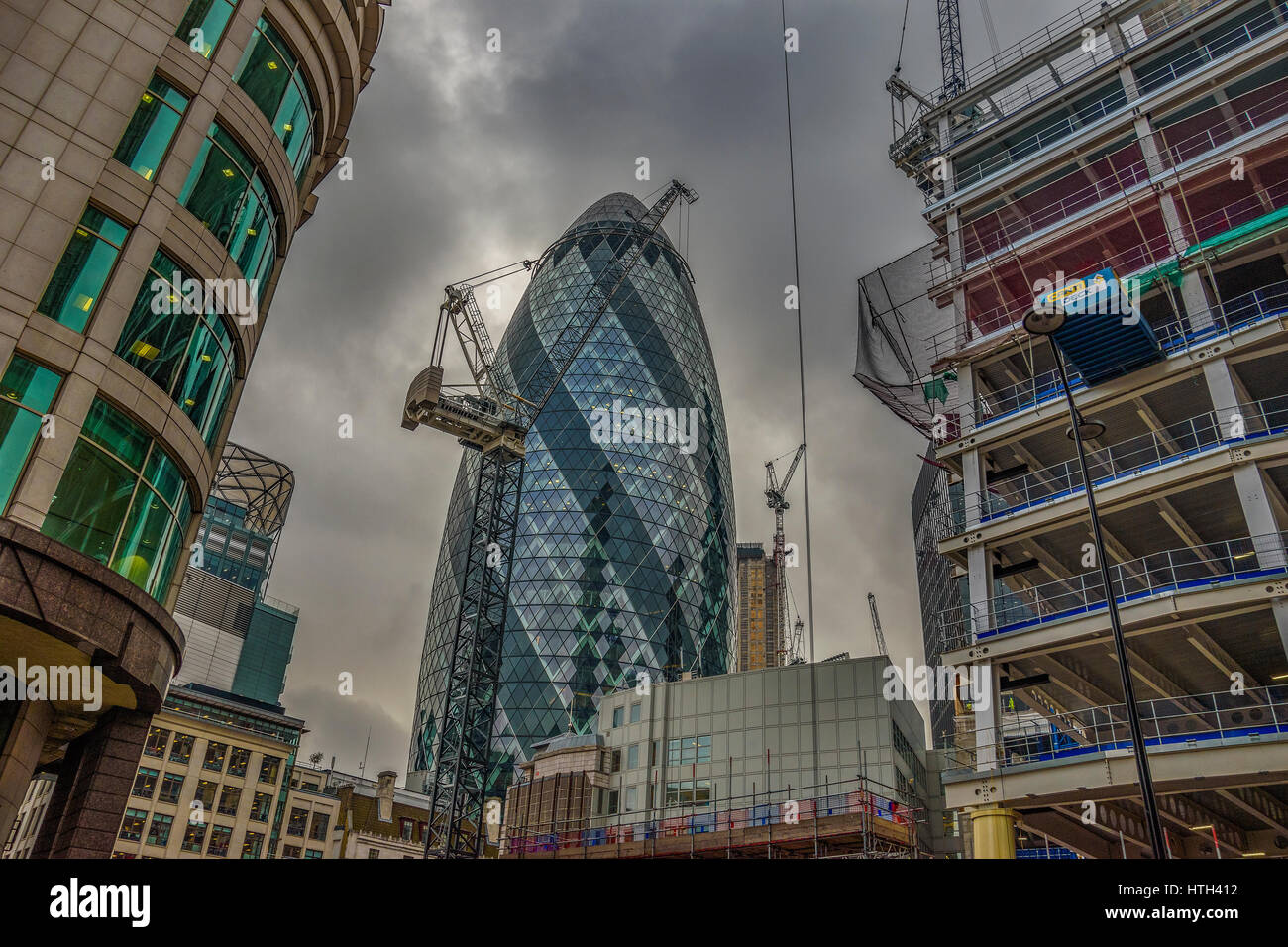 30 St Mary Axe (bekannt als The Gherkin sowie zuvor die Schweizer Rück-Gebäude) ist ein kommerzieller Wolkenkratzer in London UK primäre Bankenviertel. Stockfoto