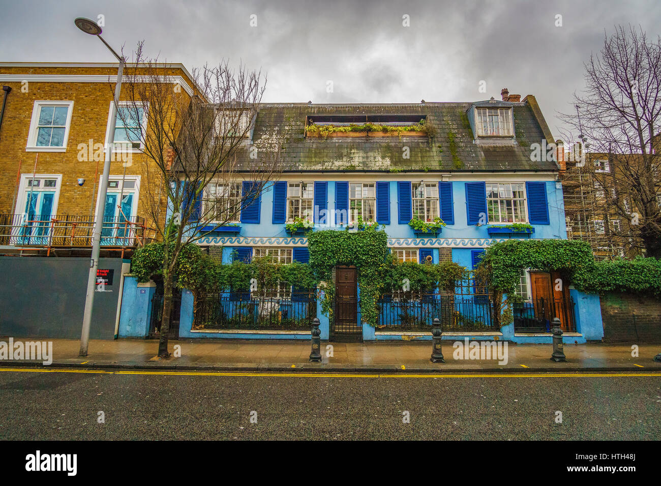 Strassen entfernt von der berühmten Notting Hill mit schönen bunten Häuser und Geschäfte gegen einen bewölkten Himmel. London, Großbritannien. Stockfoto