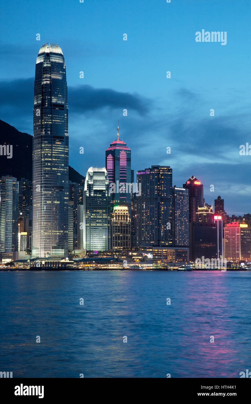 Die Abend-Skyline von Hong Kong Island und Sieg-Hafen betrachtet von Kowloom Tong, Hong Kong China Stockfoto
