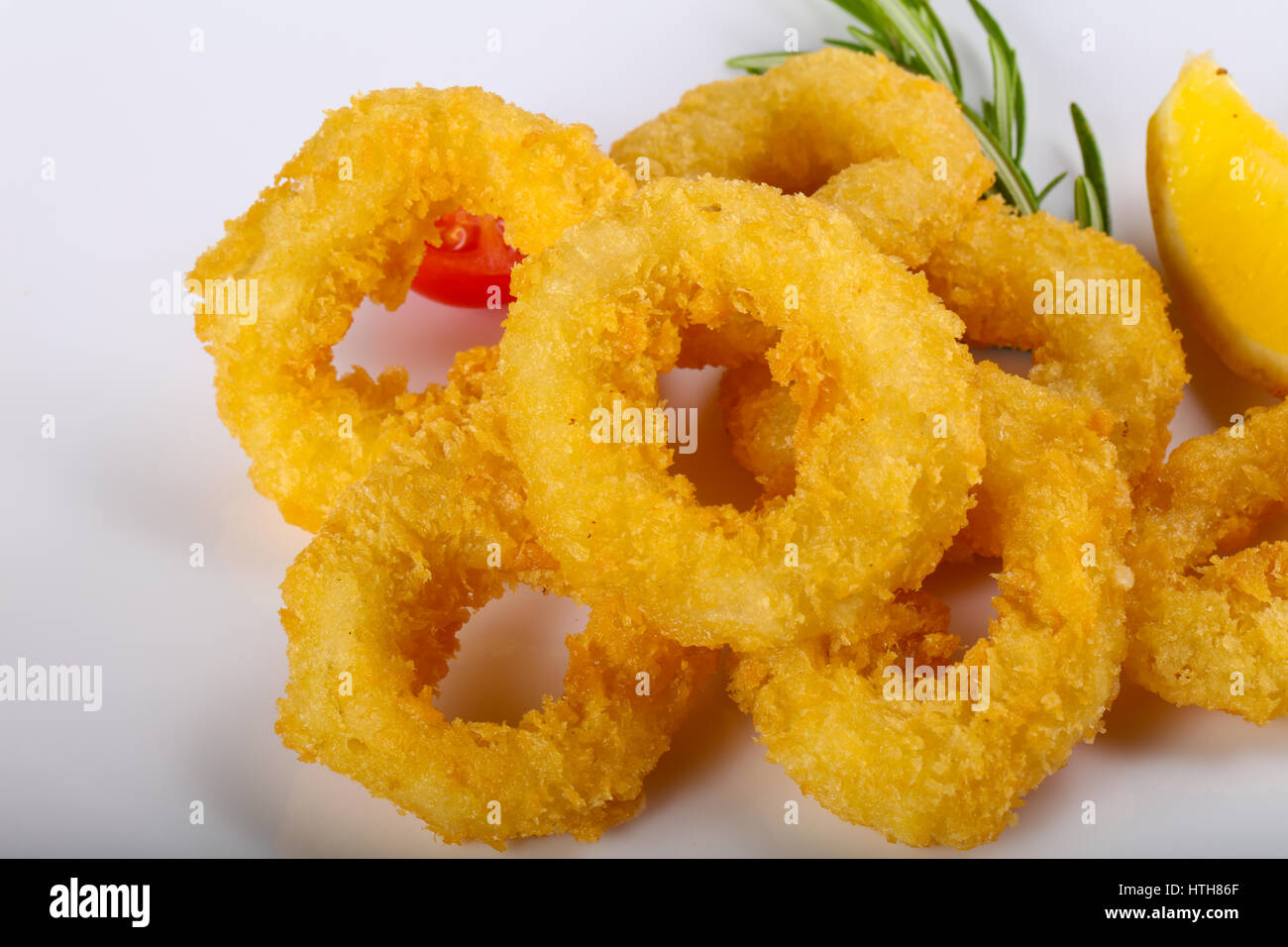 Gebratene Calamari Ringe mit Rosmarin und Zitrone Stockfotografie - Alamy