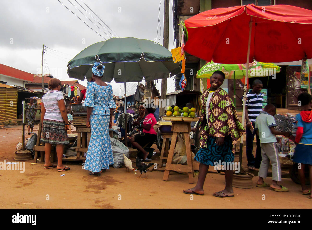 Menschen verschiedener Güter auf der Straße in der Stadt Lagos, die größte Stadt in Nigeria und dem afrikanischen Kontinent zu verkaufen Stockfoto