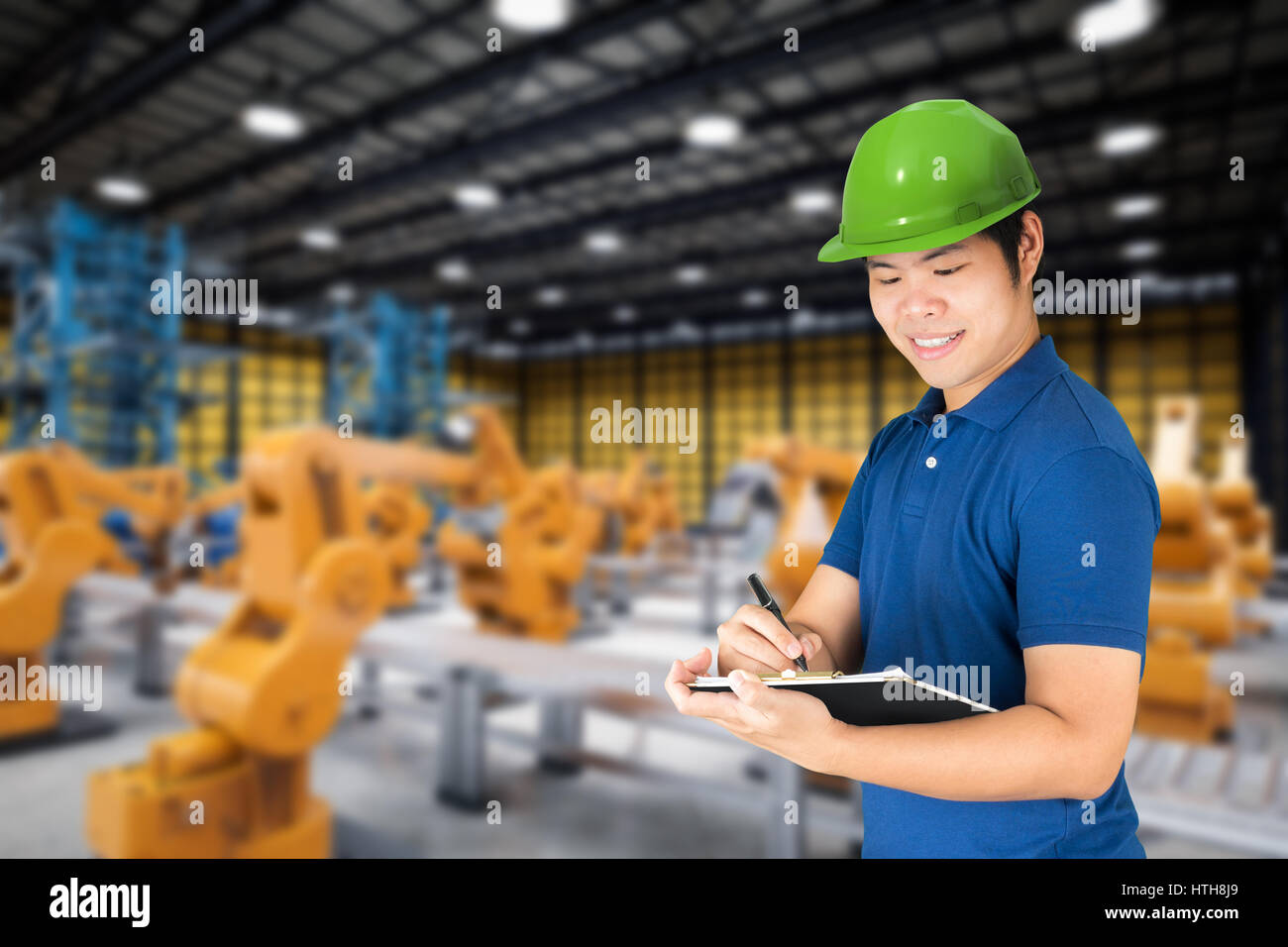 Fabrik-Ingenieur arbeitet mit Roboterarm in Fabrik Stockfoto