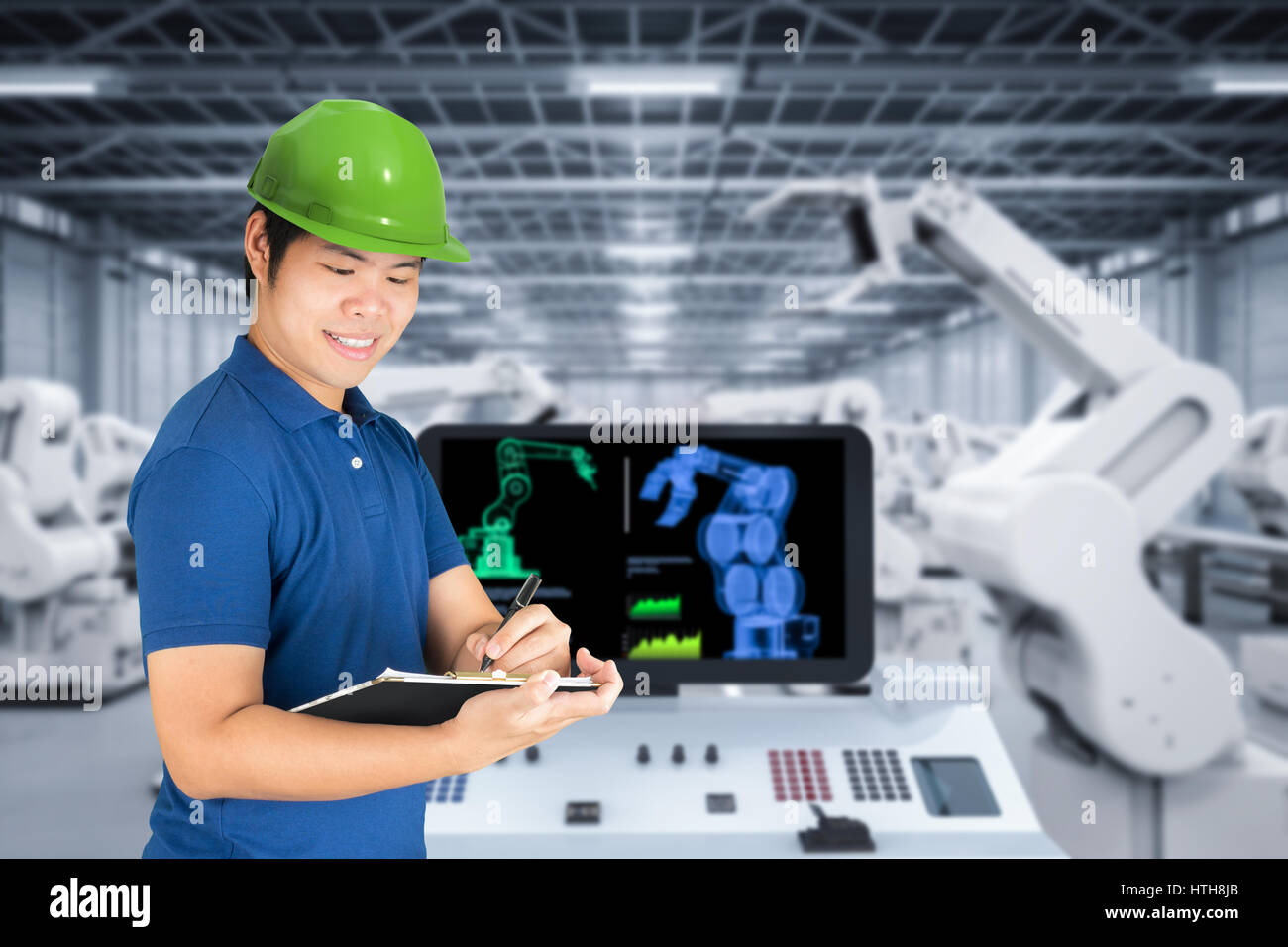 Fabrik-Ingenieur arbeitet mit Roboterarm in Fabrik Stockfoto