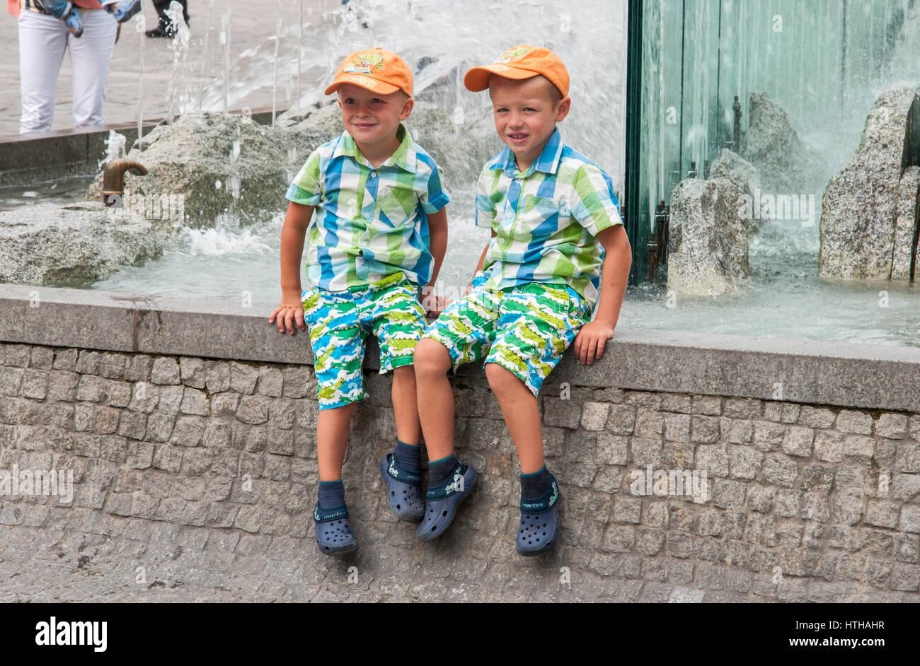 Zwei jungen am Rynek Brunnen, entworfen 1996 von Alojzy Gryt, am Rynek (Marktplatz) in Breslau, Niederschlesien, Polen Stockfoto