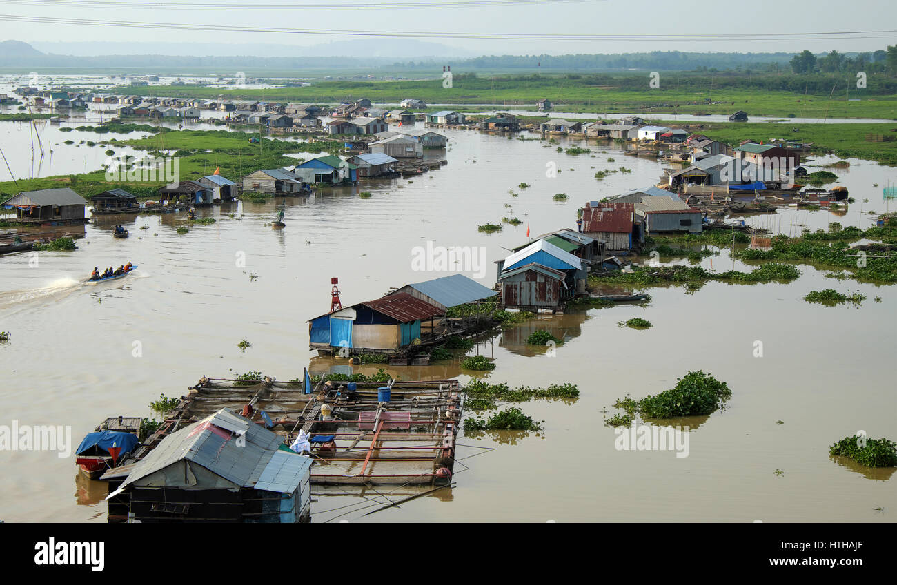 Gruppe von Floating House auf La nga Fischerdorf, Fluss mit grünem Gras und Hyazinthen, den Aufenthalt von Personen, die mit der Fischzucht in Vietnam leben Stockfoto