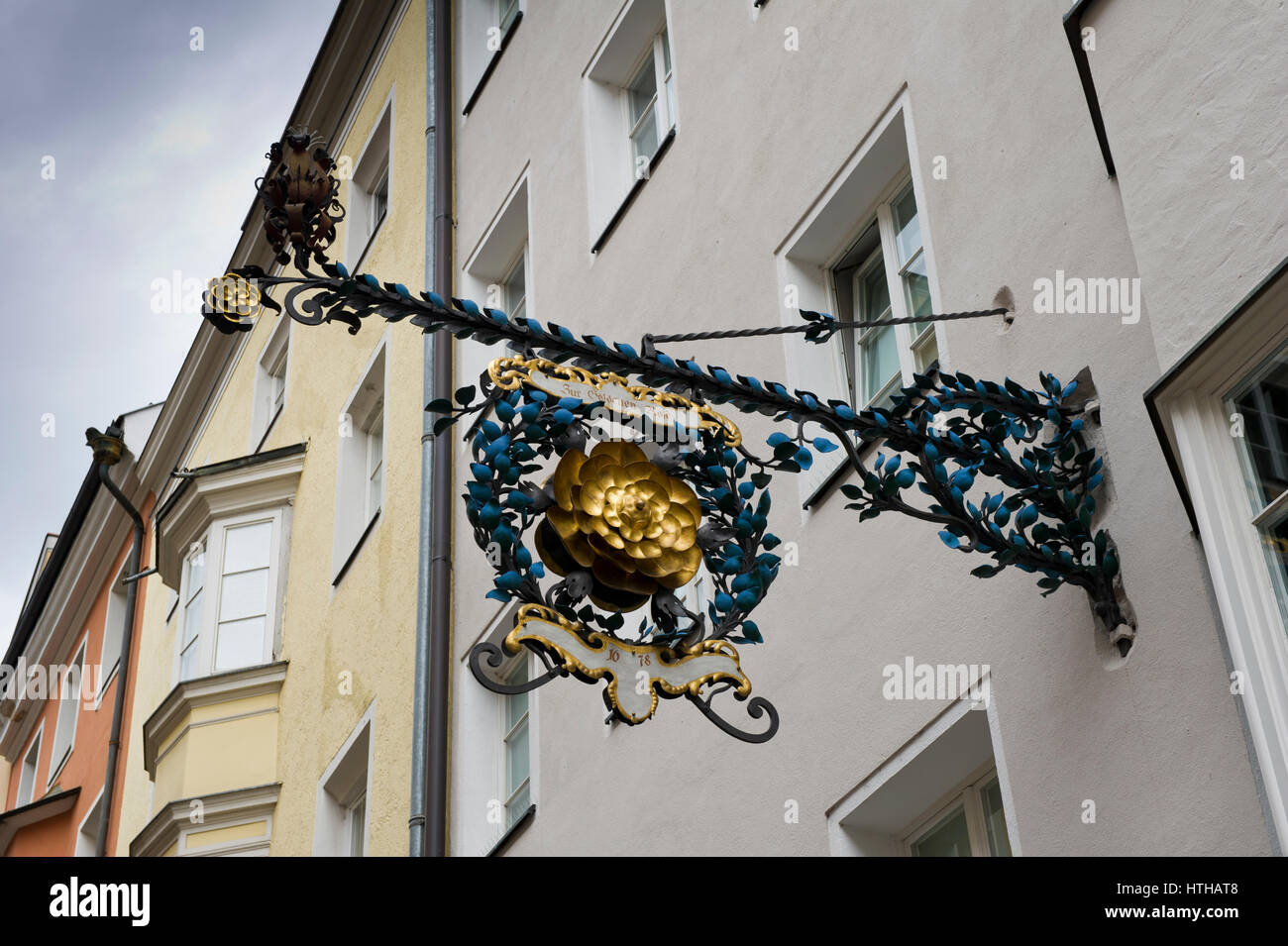 Eine reich verzierte Banner hängen vor einem Gebäude, Old Town, Tirol, Österreich Stockfoto