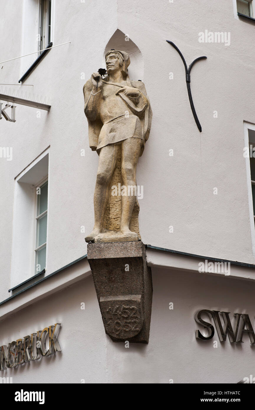 Eine männliche Statue oberhalb der Swarovski Shop, Altstadt, Innsbruck, Österreich Stockfoto
