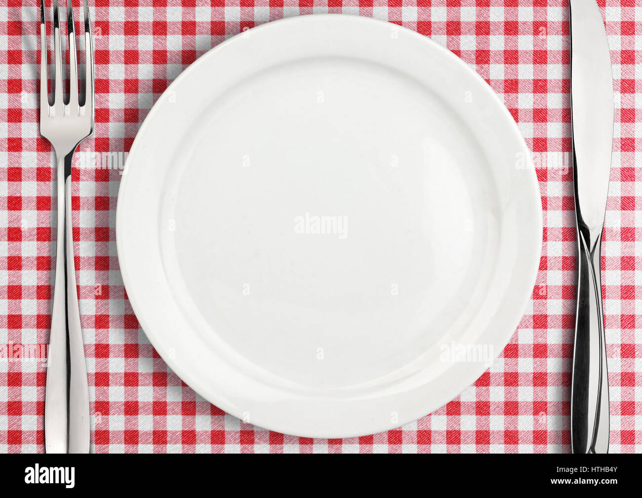 Tischdekoration, leeren Teller und Besteck auf Handtuch, Ansicht von oben Stockfoto