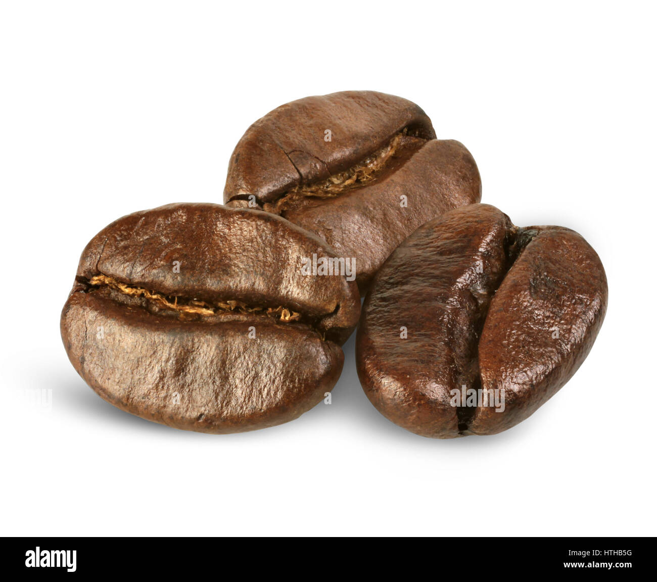 einige Kaffeebohnen isoliert auf weißem, Weg Stockfoto