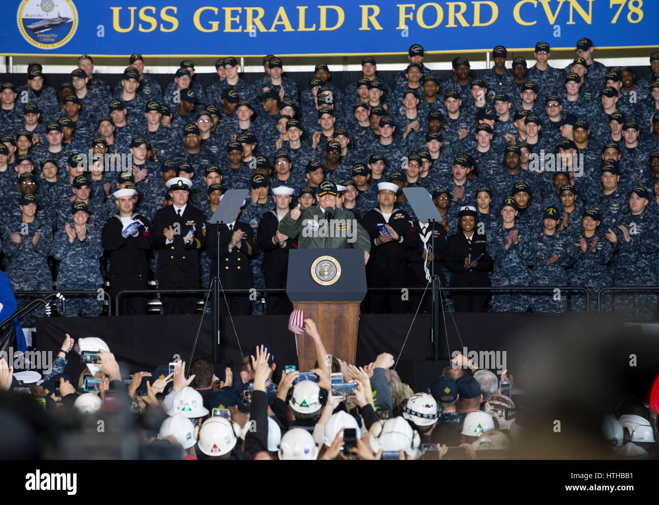 US-Präsident Donald Trump spricht US Seeleute an Bord des neuen Gerald R. Ford-class-Flugzeugträgers USS Gerald R. Ford während der Zeremonie vor Inbetriebnahme bei Newport News Shipbuilding Yard 2. März 2017 in Newport News, Virginia.        (Foto von MCSS Connor Loessin / US Navy über Planetpix) Stockfoto