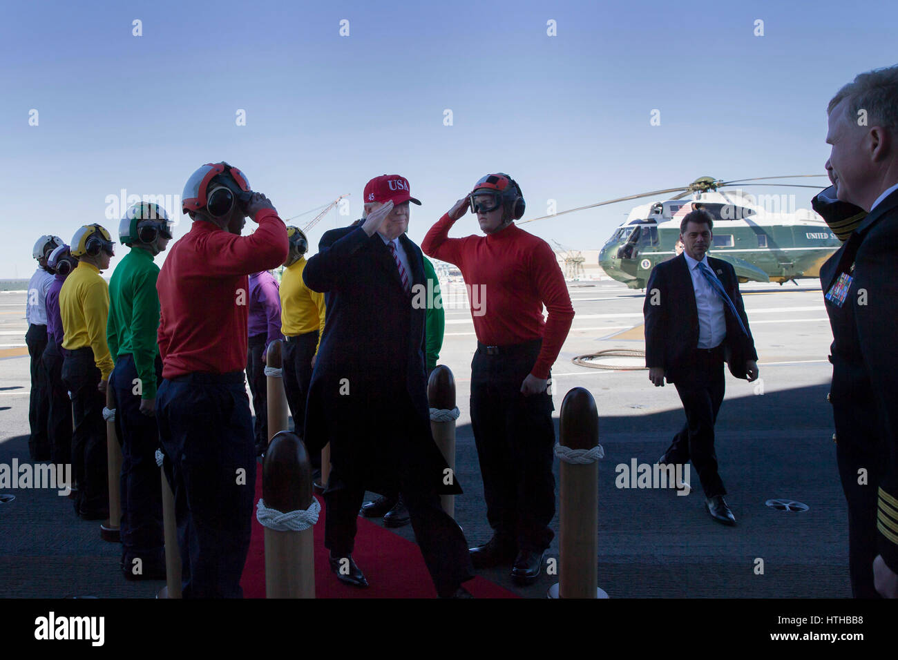 US-Präsident Donald Trump durchläuft die zeremonielle Regenbogen-Sideboys bei seiner Ankunft an Bord an Bord der neuen Gerald R. Ford-Klasse-Flugzeugträger USS Gerald R. Ford während der Zeremonie vor Inbetriebnahme bei Newport News Shipbuilding Yard 2. März 2017 in Newport News, Virginia.    (Foto: MCS3 Cathrine Mae O. Campbell EURO1 Navy über Planetpix) Stockfoto