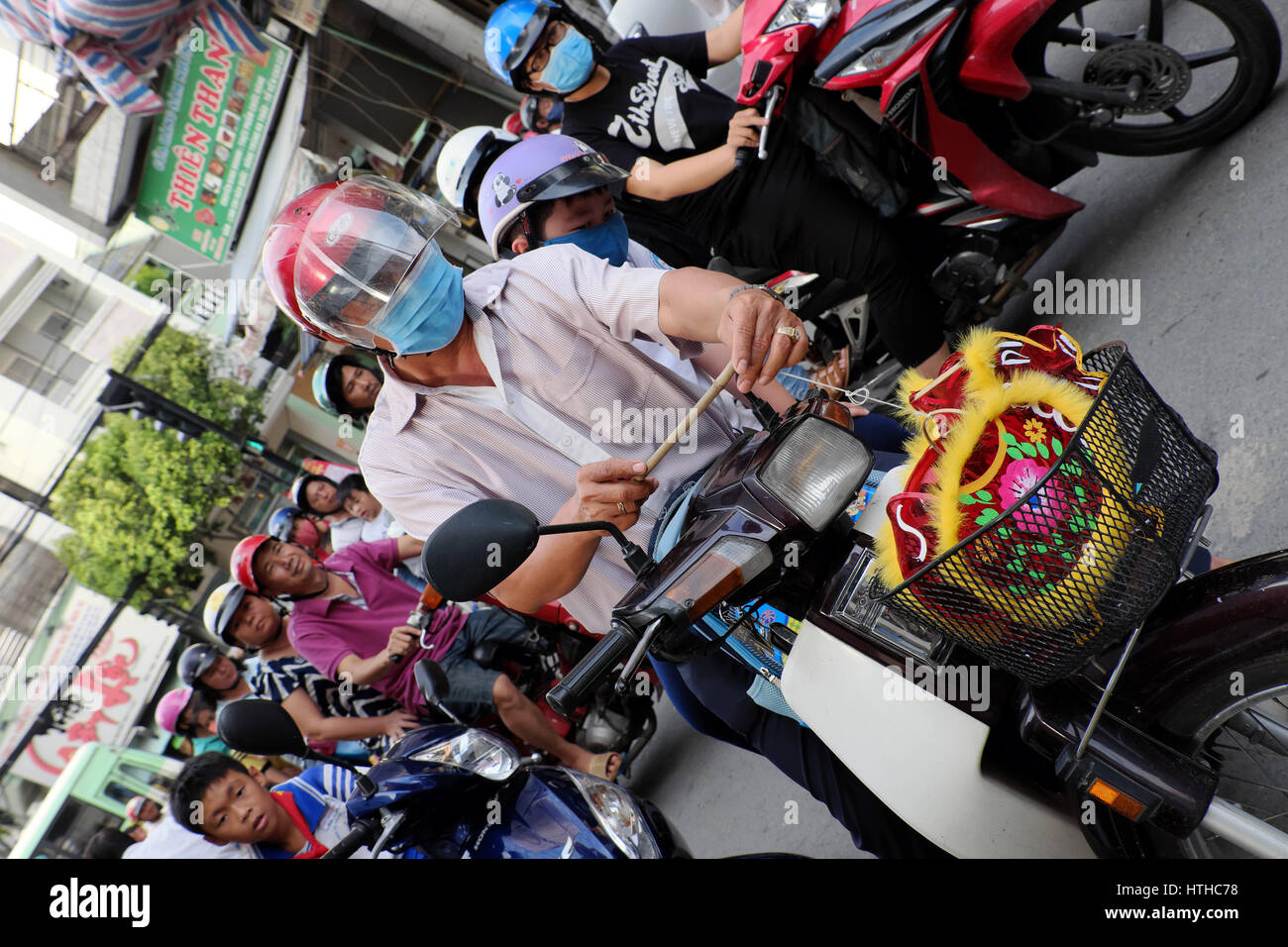 Vietnamesische Vater besuchen Laterne Straßenlaternen für Zicklein auf mid Autumn Festival zu kaufen, eine traditionelle Kultur für Kinder in Vietnam bei Vollmond Stockfoto