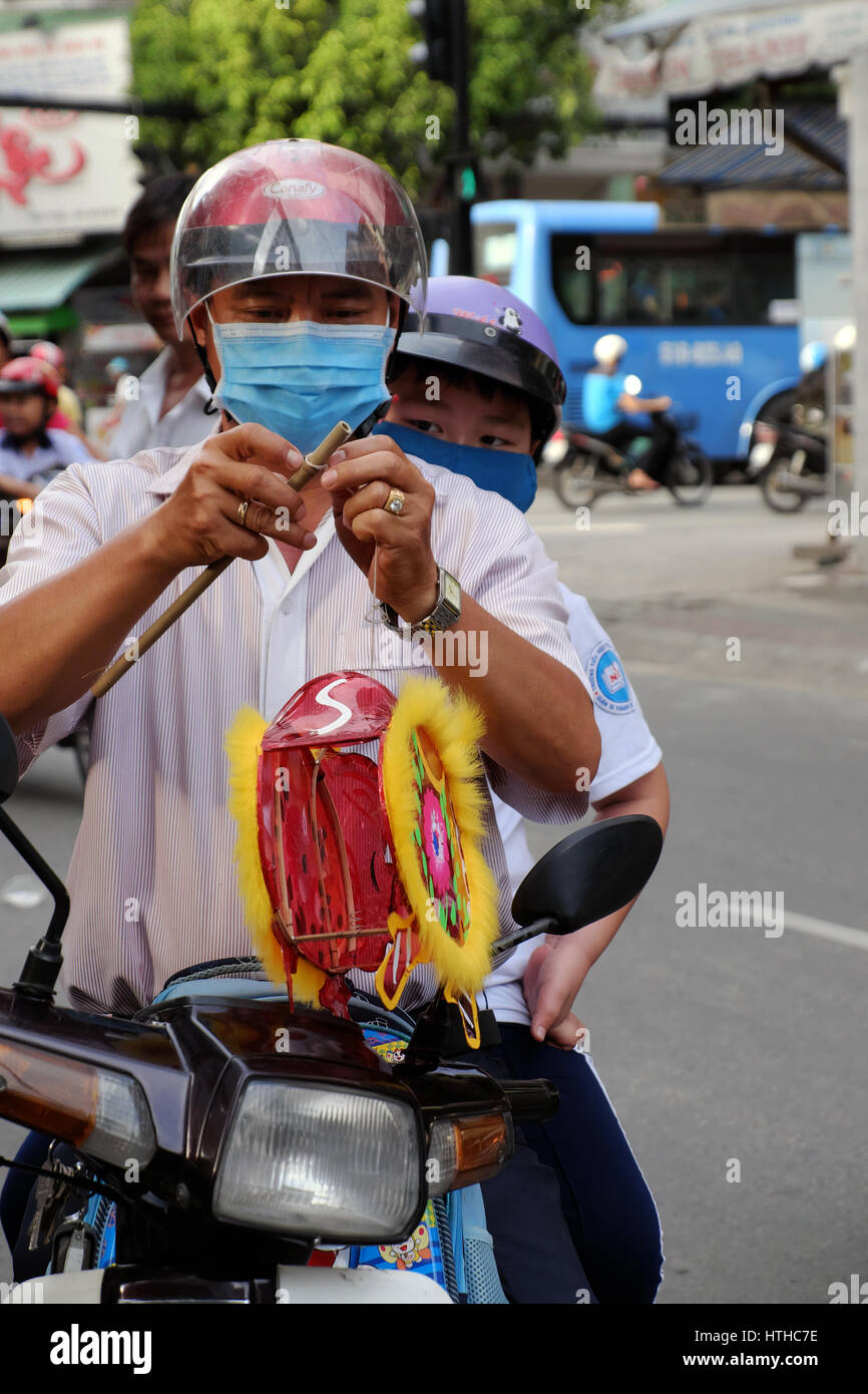 Vietnamesische Vater besuchen Laterne Straßenlaternen für Zicklein auf mid Autumn Festival zu kaufen, eine traditionelle Kultur für Kinder in Vietnam bei Vollmond Stockfoto