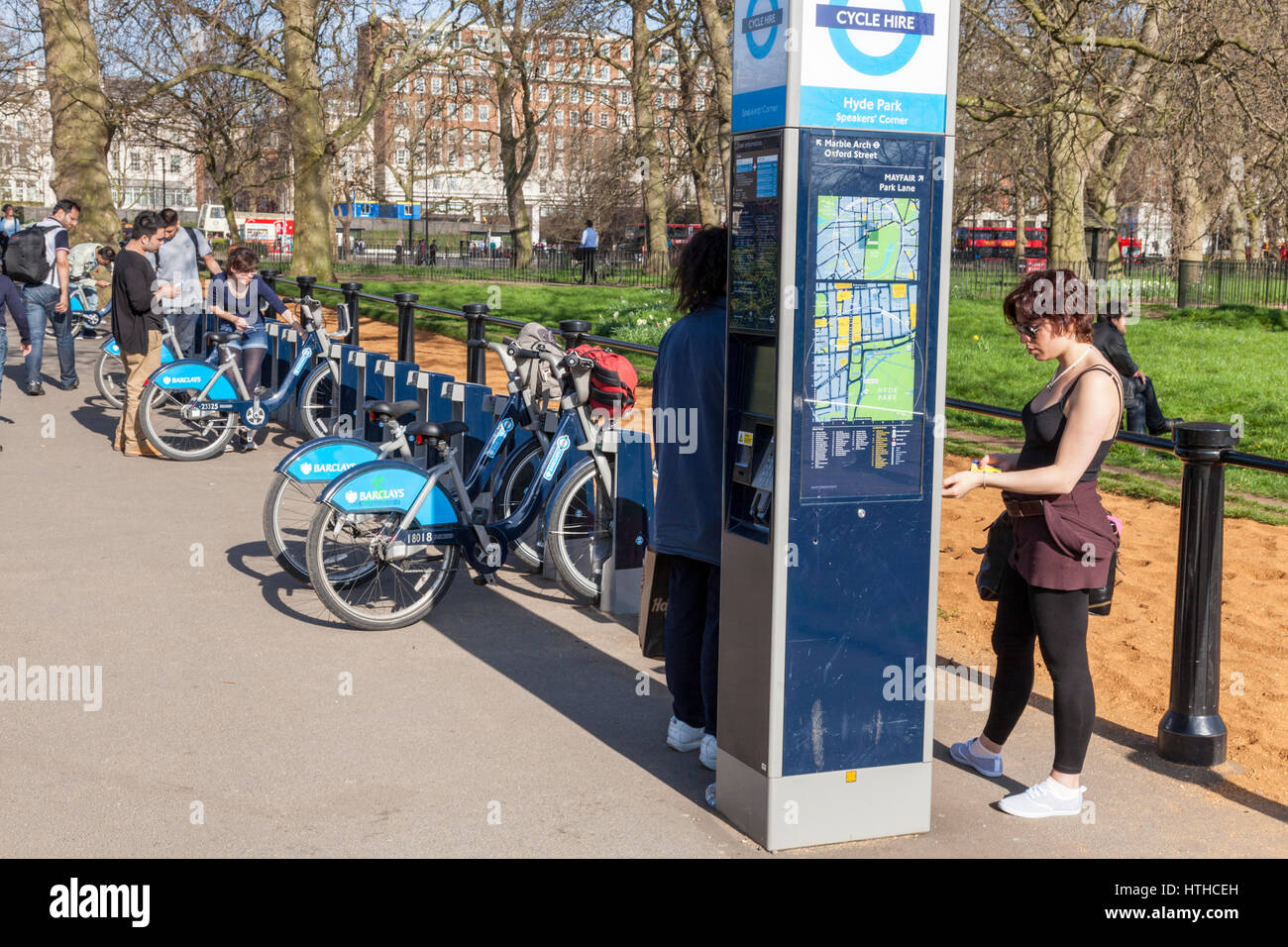 London Fahrradverleih. Menschen mit der Barclays Fahrradverleih am Hyde Park in London, England, Großbritannien Stockfoto