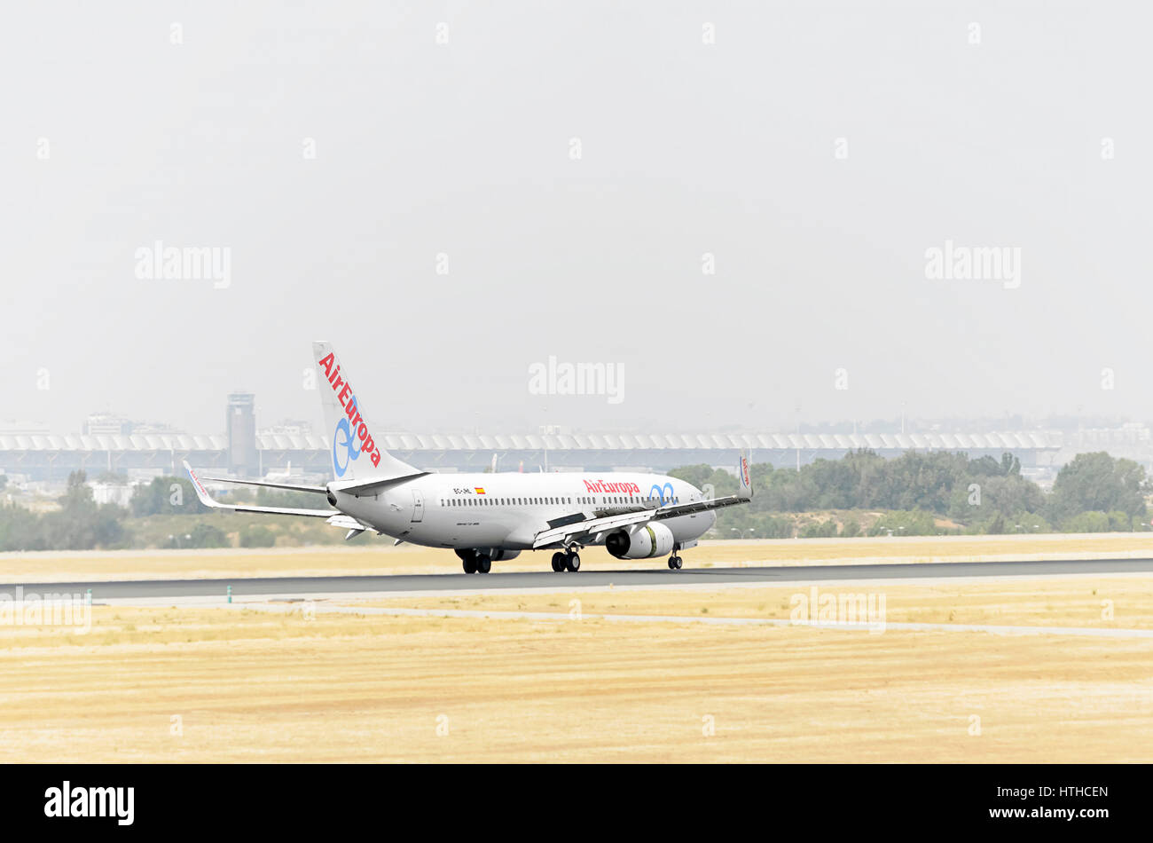 Flugzeug Boeing 737, Air Europa Fluggesellschaft, landet auf Adolfo Suarez Flughafen Madrid - Barajas. Bremsen. Bewölkt und heißen Tag des Sommers. Stockfoto