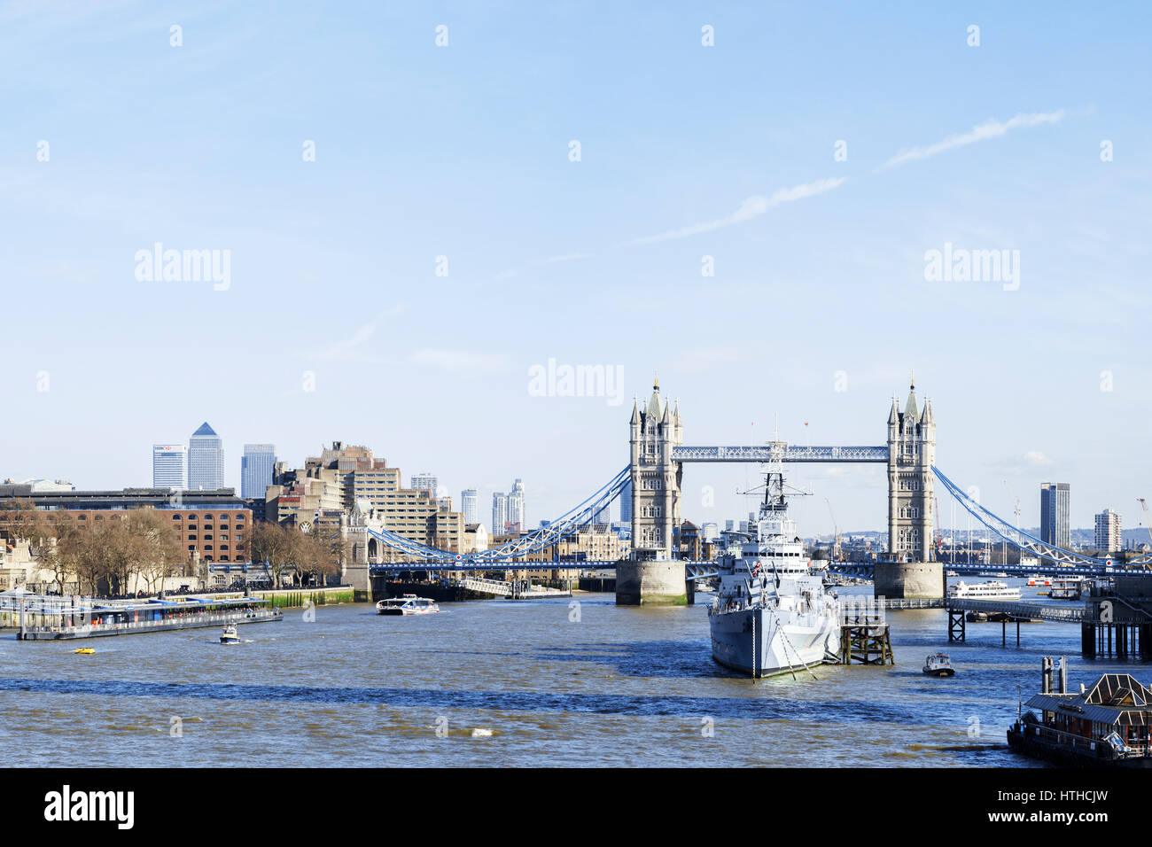 Themse mit Blick auf die Tower Bridge, HMS Belfast und Canary Wharf, UK, London Stockfoto