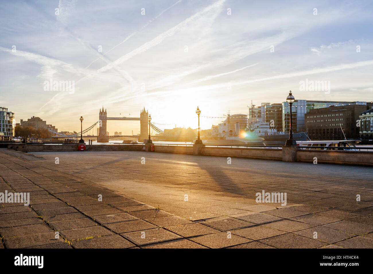 Ufer mit Blick auf die Tower Bridge, bei Sonnenaufgang, London, UK Stockfoto