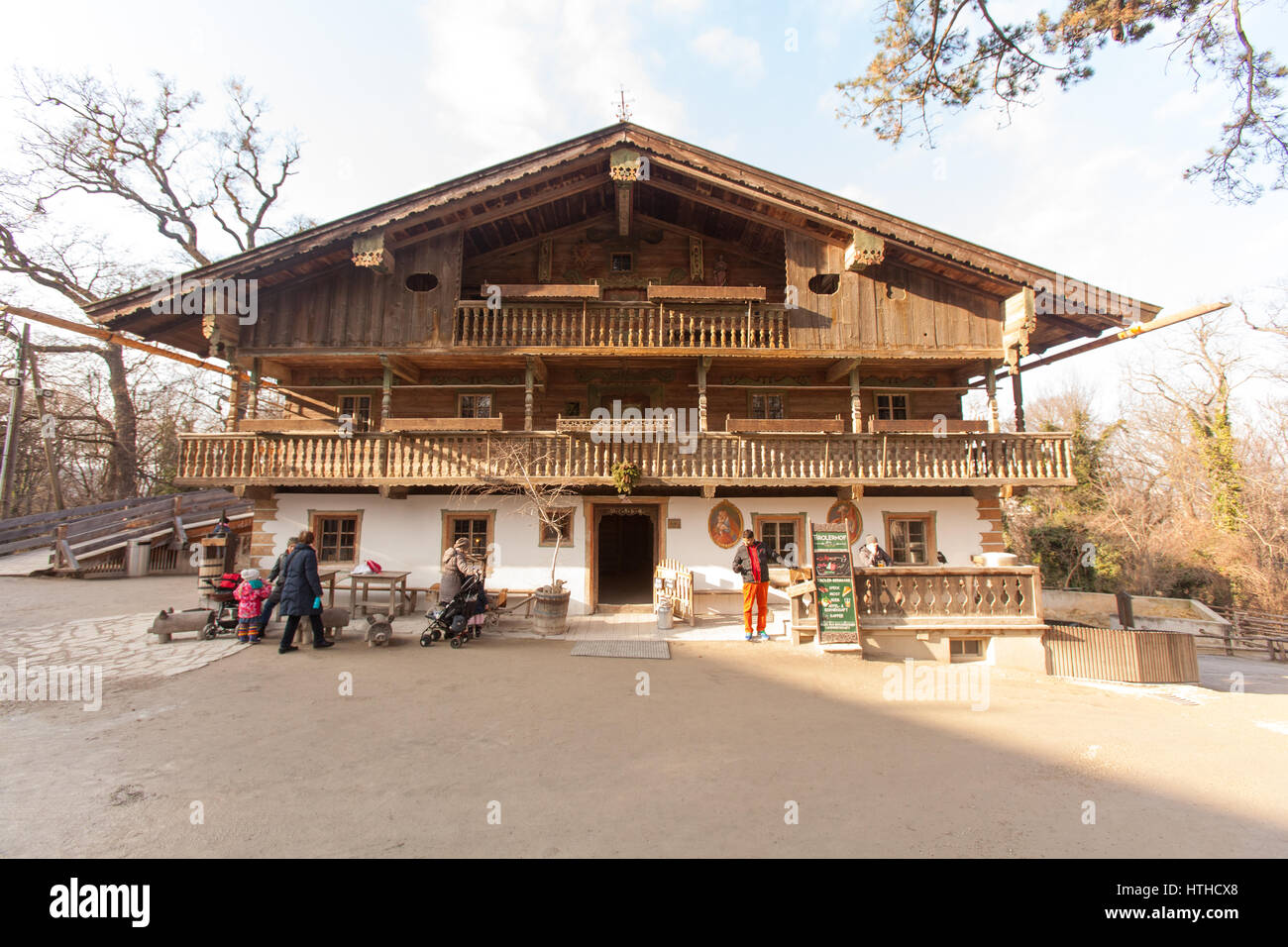 Tirolerhof, ein echter Bauernhof aus dem Tiroler Bergland Österreich, Zoo Schönbrunn, Wien, Österreich. Stockfoto