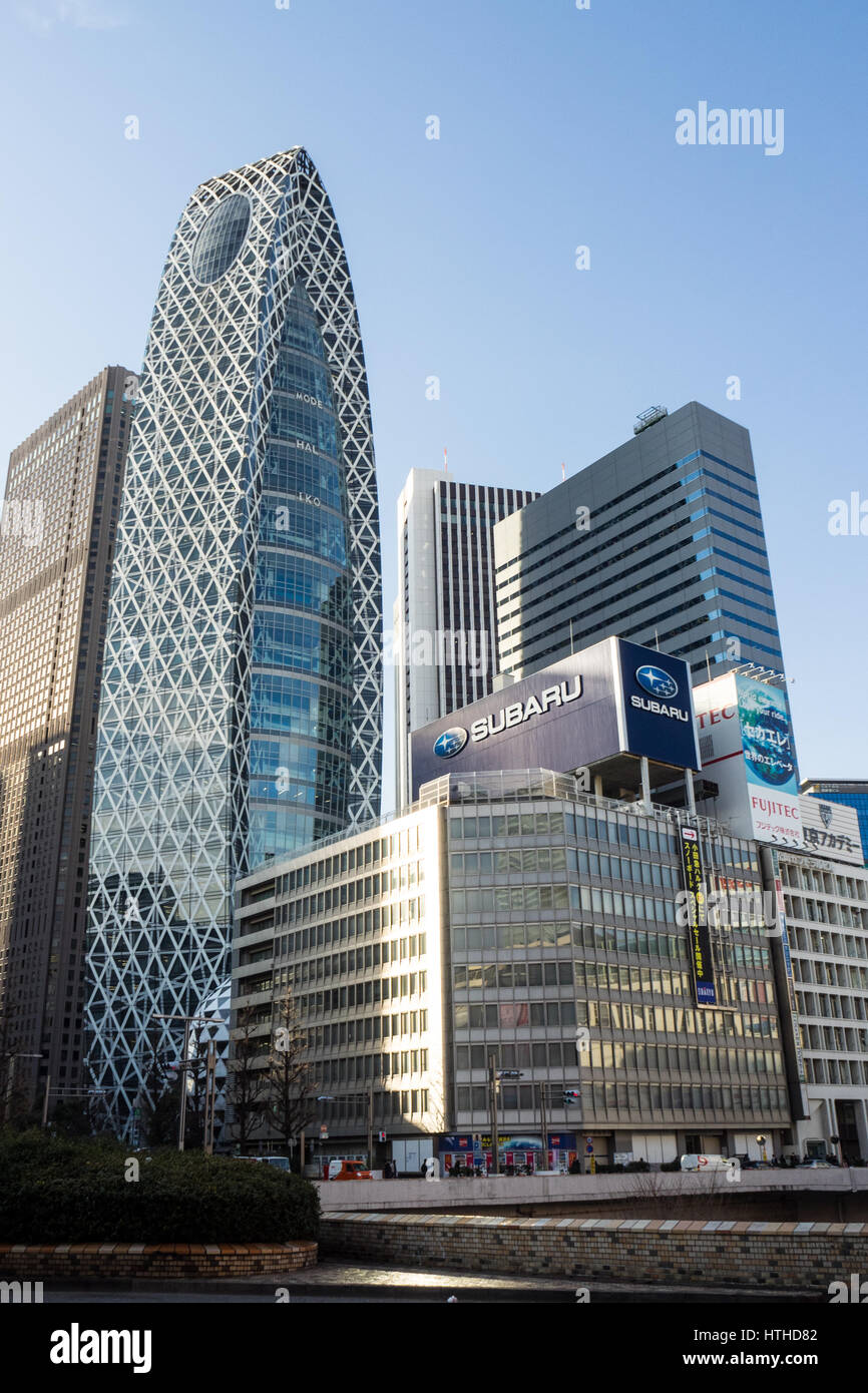 Mode Gakuen Cocoon Tower und andere Türme in der Innenstadt von Shinjuku, Tokio, Japan. Stockfoto