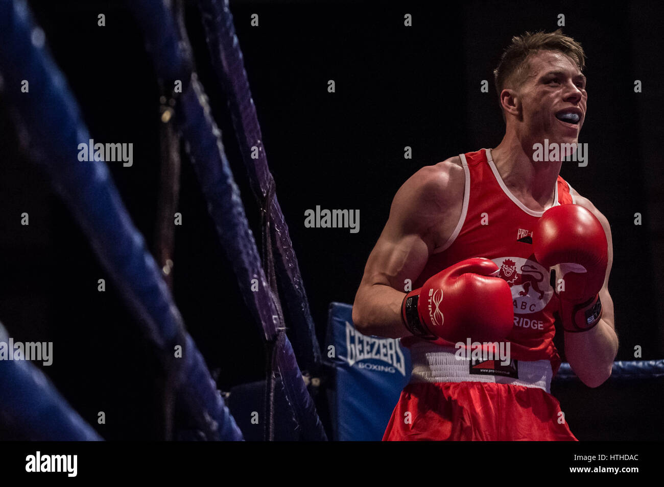 Cambridge, UK. 10. März 2017. Oxford gegen Cambridge. 110. Varsity Boxkampf an der Cambridge Corn Exchange. © Guy Corbishley/Alamy Live-Nachrichten Stockfoto