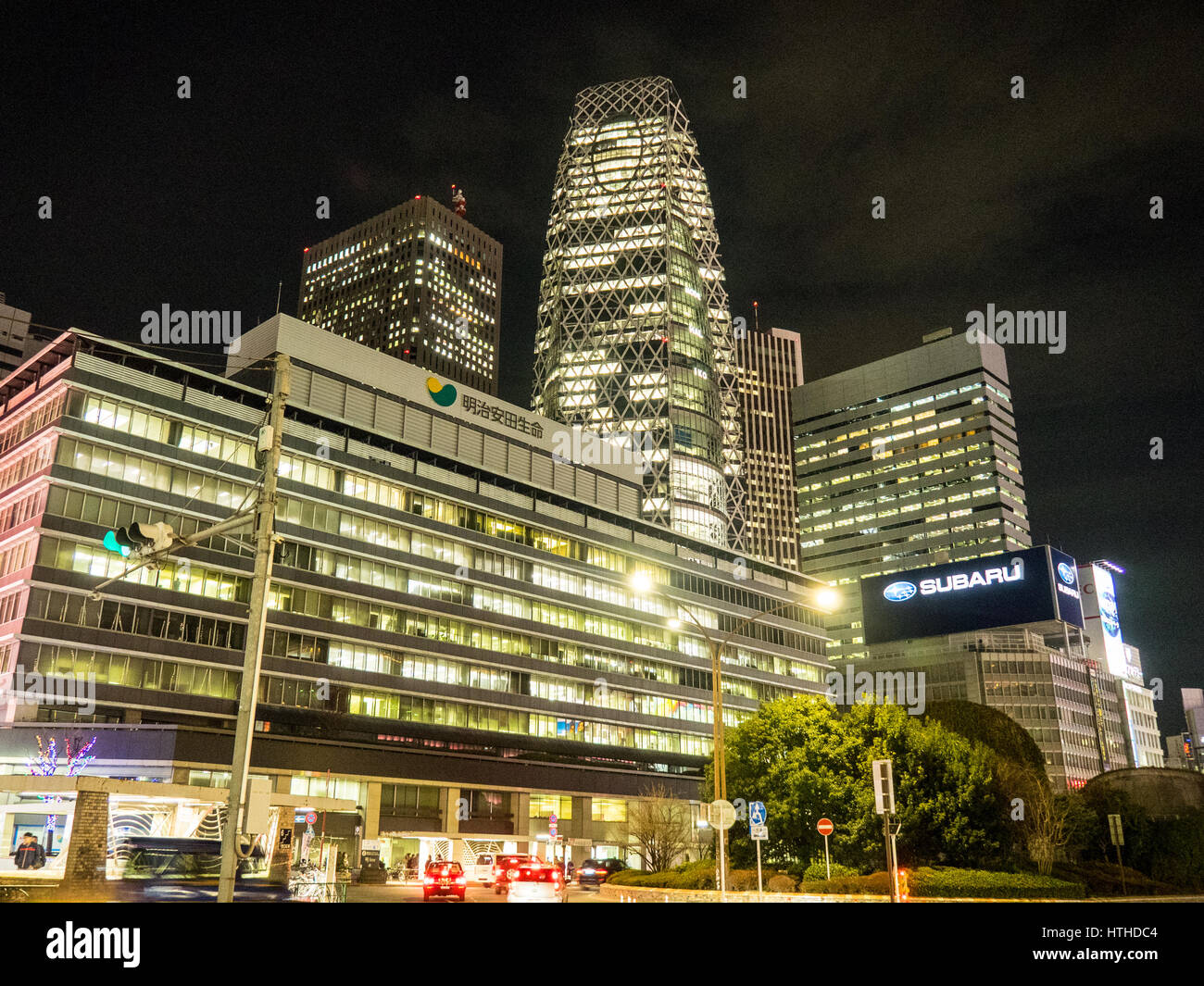 Mode Gakuen Cocoon Tower und andere Türme in der Innenstadt von Shinjuku nachts, Tokio, Japan. Stockfoto