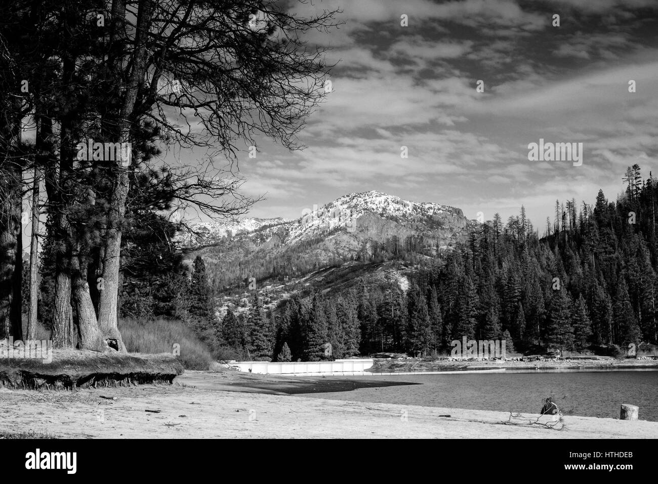 Der Blick über Hume Lake im Kings Canyon Nationalpark, Kalifornien, mit Blick auf Wren Peak und die Berge der Sierra Nevada. in schwarz und weiß. Stockfoto