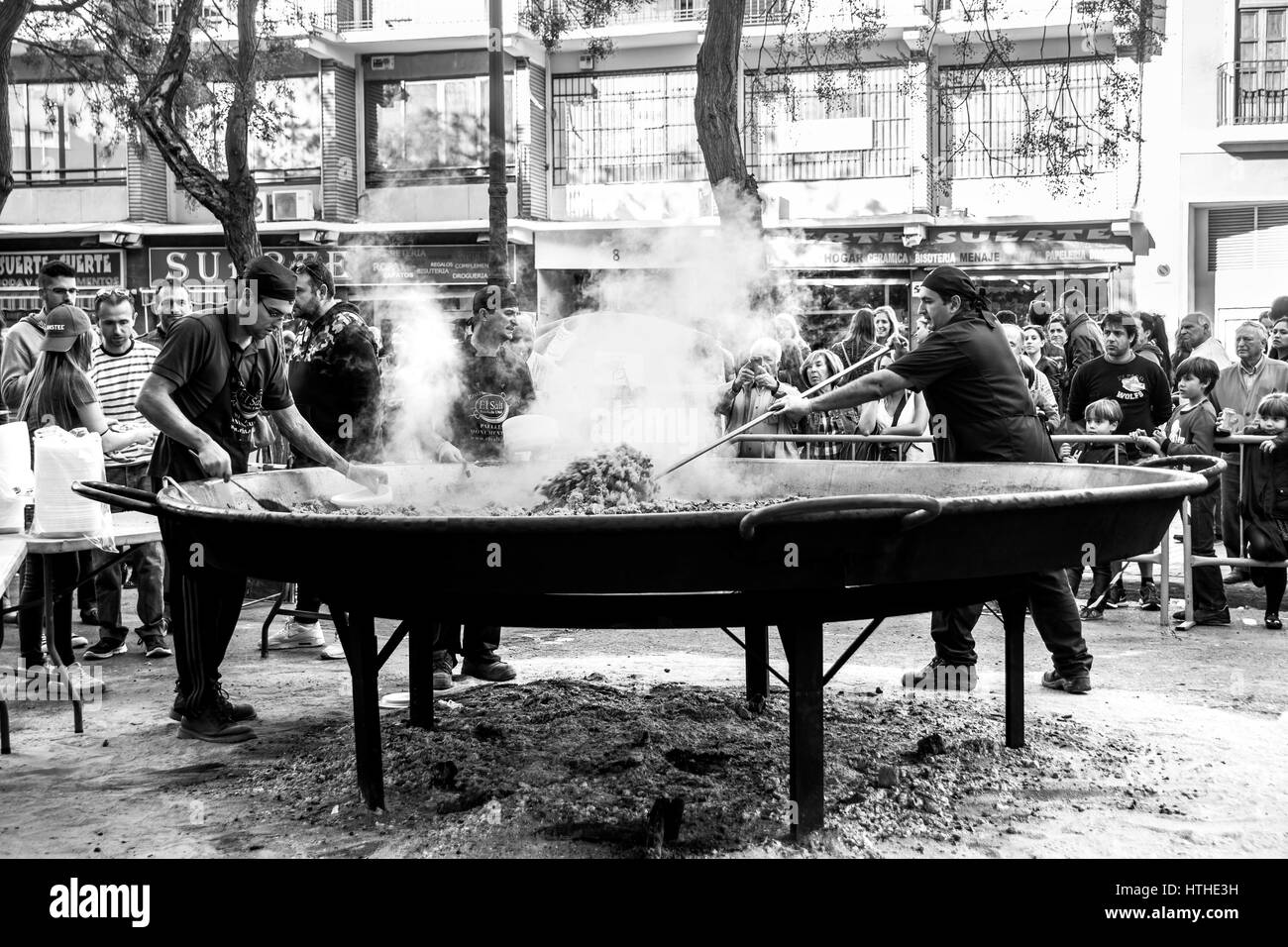 VALENCIA, Spanien-NOVEMBER 6, 2016.Cooking ein Riesen-Paella, traditionelle valencianische Küche, Plaza del Mercado in 100 Jahren seit Gründung des Zentralmarktes Stockfoto