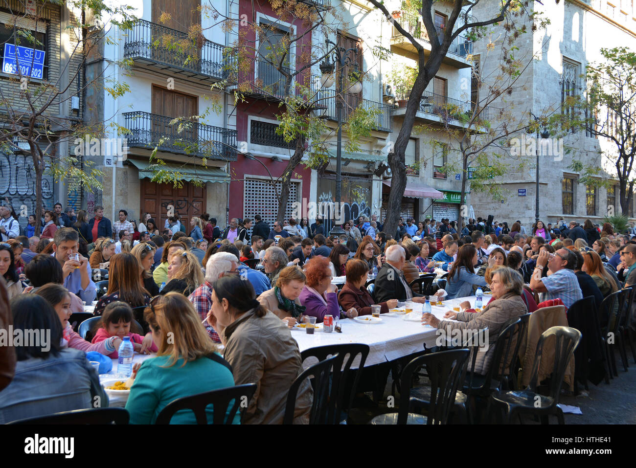 VALENCIA, SPANIEN - 6. NOVEMBER 2016. Essen Paella, traditionelle valencianische Küche, am Plaza del Mercado auf 100 Jahre seit der Gründung des zentralen Marktes. Stockfoto