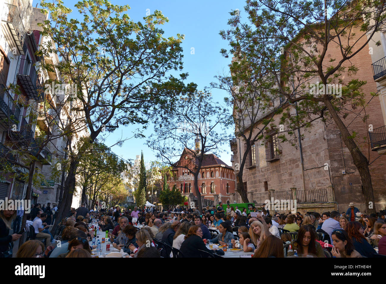 VALENCIA, SPANIEN - 6. NOVEMBER 2016. Essen Paella, traditionelle valencianische Küche, am Plaza del Mercado auf 100 Jahre seit der Gründung des zentralen Marktes. Stockfoto