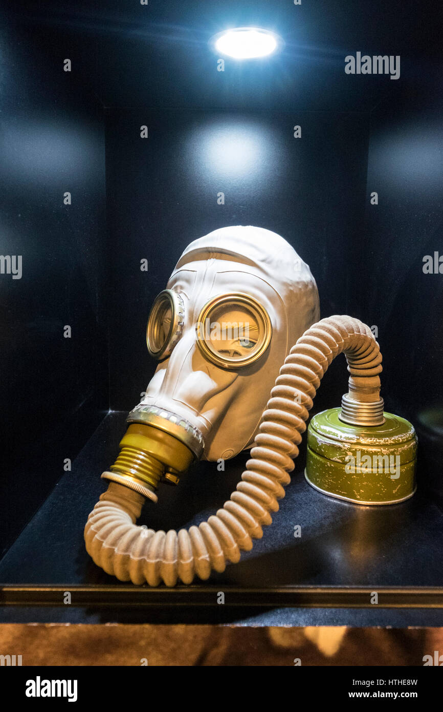 Militärische Gasmaske im DDR Museum, zeigt das Leben in der ehemaligen DDR  in Mitte Berlin, Deutschland Stockfotografie - Alamy