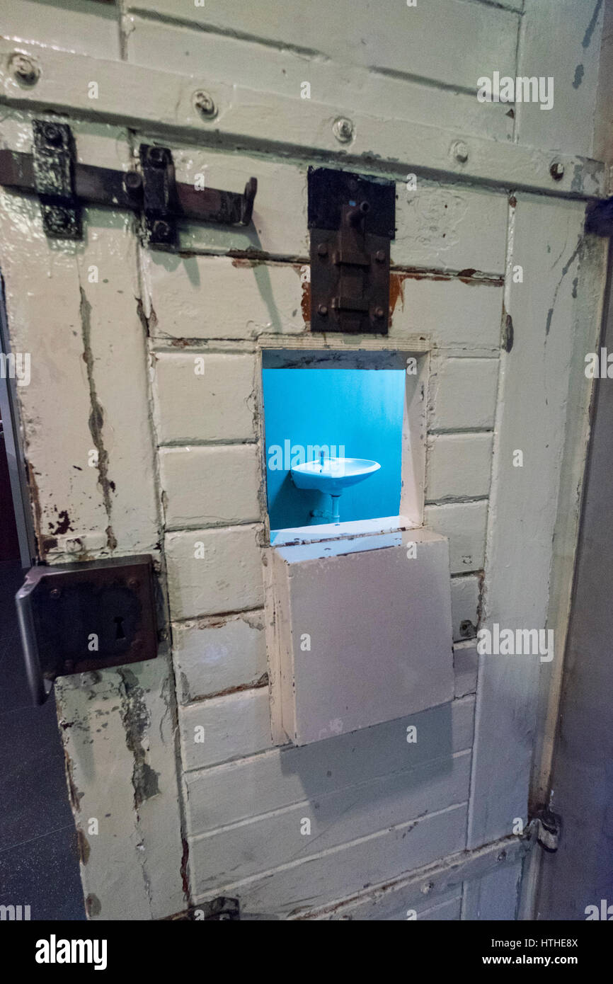 Gefängnis Zelle im DDR Museum, zeigt das Leben in der ehemaligen DDR in Mitte Berlin, Deutschland Stockfoto