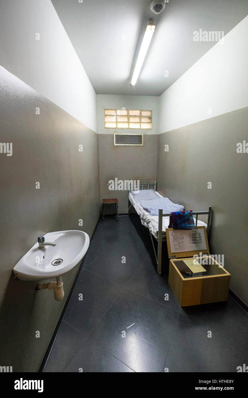 Gefängnis Zelle im DDR Museum, zeigt das Leben in der ehemaligen DDR in Mitte Berlin, Deutschland Stockfoto