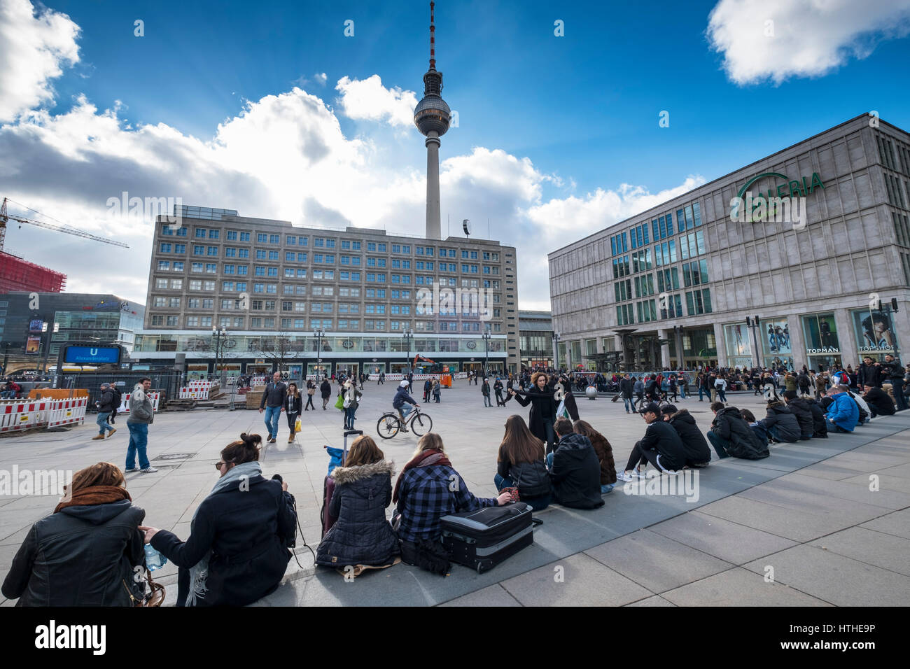 Blick auf den Alexanderplatz und Fernsehturm in Mitte Berlin, Deutschland Stockfoto