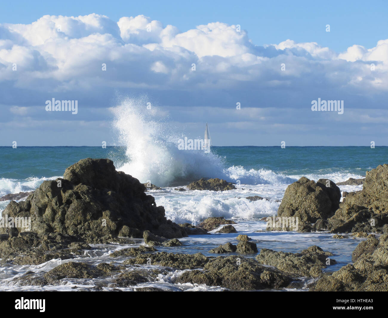 Stürmische See und Segelboot entlang der Küste von Tuscany in Livorno, Italien Stockfoto