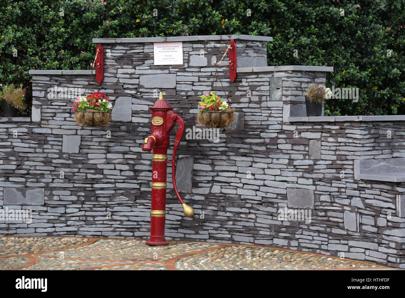 Eine rote Eisen Wasserpumpe in Knightstown, Valentia Island, County Kerry, Irland. Stockfoto