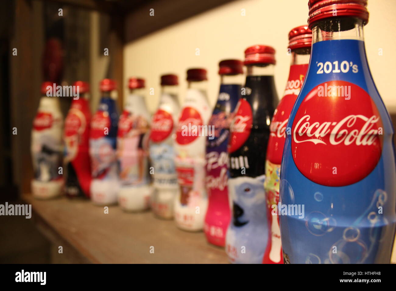 Wie Viele Coca Cola Flaschen Werden Täglich Verkauft Coca Cola Flaschen Nahaufnahme Stockfotos und -bilder Kaufen - Alamy