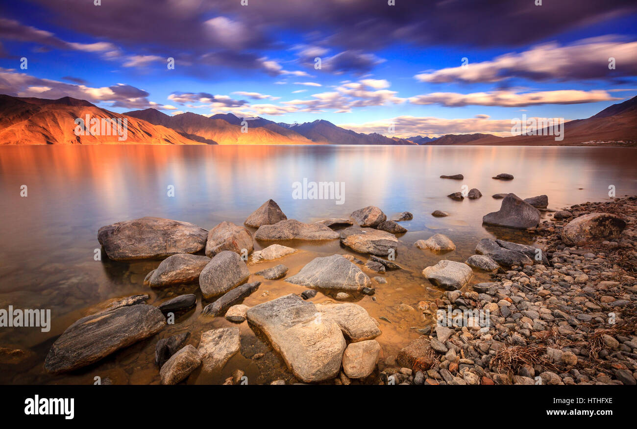 Pangong Tso - Alpensee im Himalaya an der Grenze von China und Indien Stockfoto