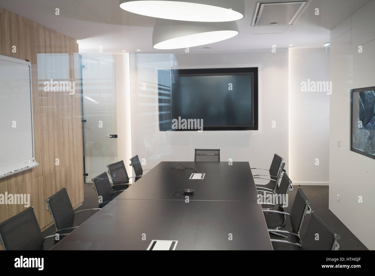 Moderne Business-Meeting-Raum mit Sesseln und einem Schreibtisch Stockfoto