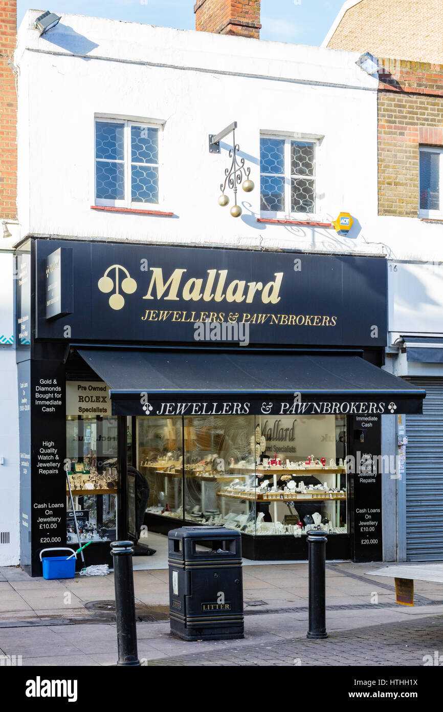 Die Stockente traditionelle Juweliere und Pfandleiher in Romford Stadtmitte, mit drei goldenen Ball Zeichen, London, UK Stockfoto