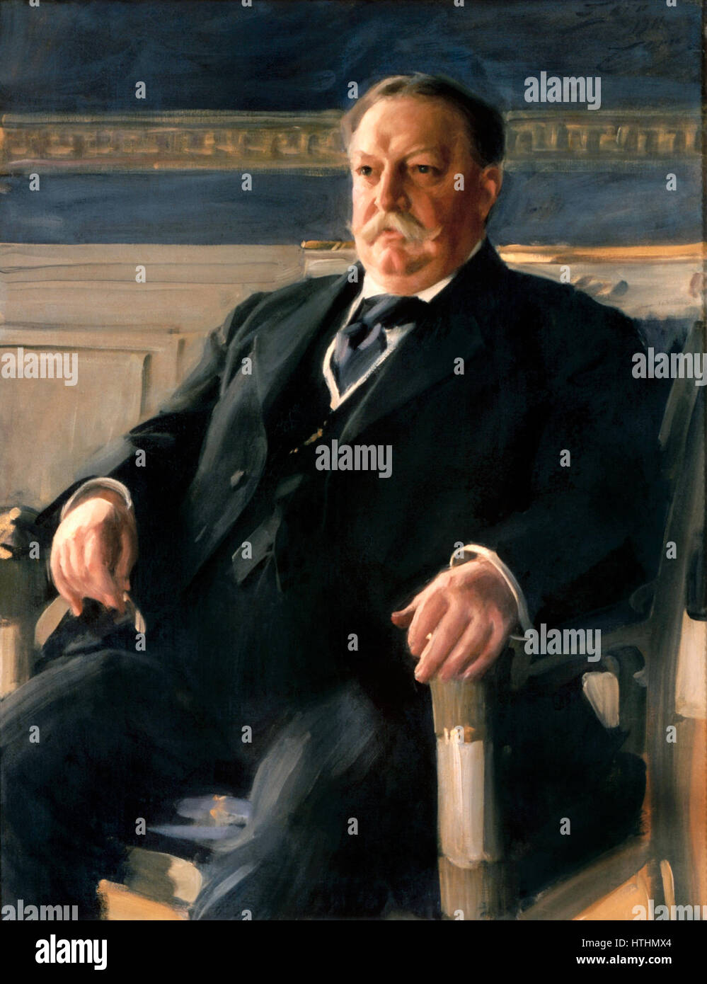 Anders Zorns Porträt von William Howard Taft, gemalt 1911, fängt den 27. Präsidenten der Vereinigten Staaten in einem raffinierten und realistischen Stil ein. Zorns Einsatz von Licht und Schatten unterstreicht Tafts würdevolle Präsenz und zeigt die Porträtkunst des Künstlers. Stockfoto